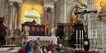 El Cristo de la Viga abre la procesión de apertura de la Puerta Santa en Jerez