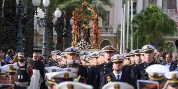 La Galeona vuelve a Elcano en el puerto de Cádiz