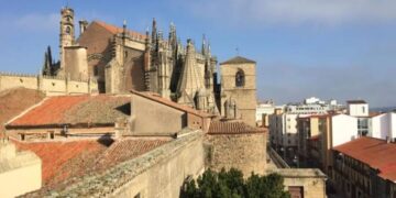 Un enorme mural cubre parte de la Catedral de Plasencia