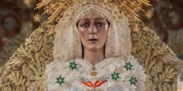 Las mariquillas de la Macarena en la exposición del centenario del besamanos en Sevilla