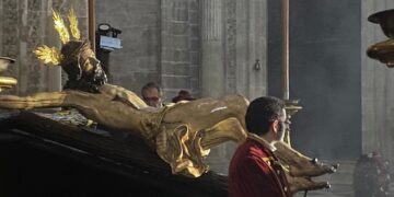 Subida del Santo Crucifijo a su paso en la parroquia de San Miguel en Jerez