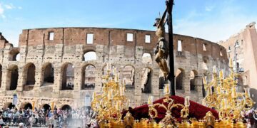 Roma y el mundo se rinden a la grandiosidad del Cachorro y la Esperanza de Málaga