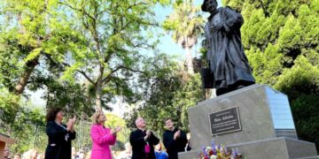 El monumento del Hermano Adrián ya preside el acceso al Hospital San Juan Grande de Jerez