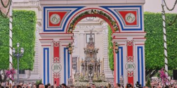 Las altas temperaturas marcan la procesión del Corpus de Sevilla