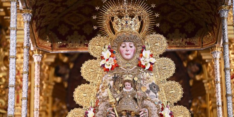 La Virgen del Rocío en su paso | Salvador López Medina