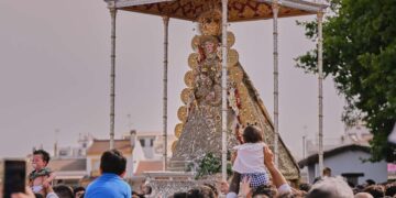 La Virgen del Rocío se entrega a su pueblo: una procesión plena de fe, devoción y sentimiento
