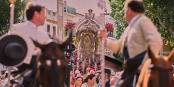 Las cuatro hermandades rocieras de Sevilla capital parten a la aldea dejando estampas históricas