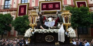 La hermandad de la Cena ha salido en el Corpus de Sevilla con el apostolado completo