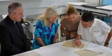 Entrega al obispado de Jerez de unos documentos restaurados en Cádiz