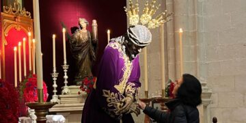 Besamanos extraordinario al Señor de la Vía-Crucis en Jerez con motivo de su retirada del culto