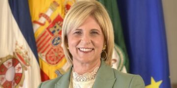 La hermandad del Transporte entrega el Volante de Oro a la alcaldesa de Jerez, María José García-Pelayo