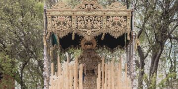 El Grupo Joven de la Clemencia de Jerez dona los violeteros del palio de Salud y Esperanza