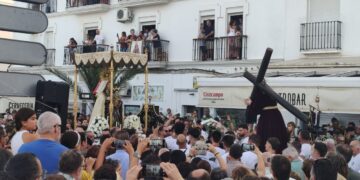 Momento histórico vivido en Vejer de la Frontera entre el Nazareno y la  Virgen de la Oliva