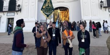 La nueva Junta de la Asociación del Camino del Rocío sin barreras es recibida por la Matriz de Almonte