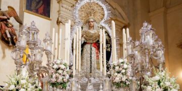 La Virgen de Lágrimas y Esperanza de Chiclana recorrió las calles de la población en una salida extraordinaria