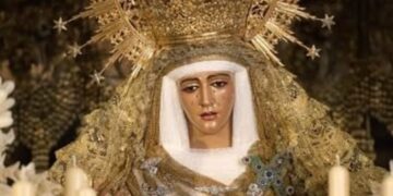 La Esperanza de Triana ya está en su paso en la parroquia de San Jacinto de Sevilla