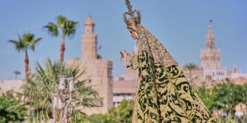 La Esperanza de Triana vuelve a su capilla tras finalizar la Misión por el Polígono Sur de Sevilla