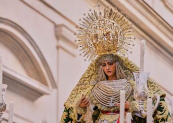 La Esperanza de Triana volvió a la Capilla de los Marineros arropada por toda Sevilla