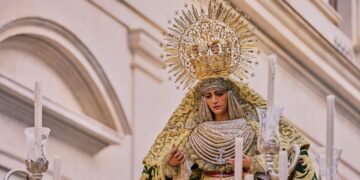 La Esperanza de Triana volvió a la Capilla de los Marineros arropada por toda Sevilla