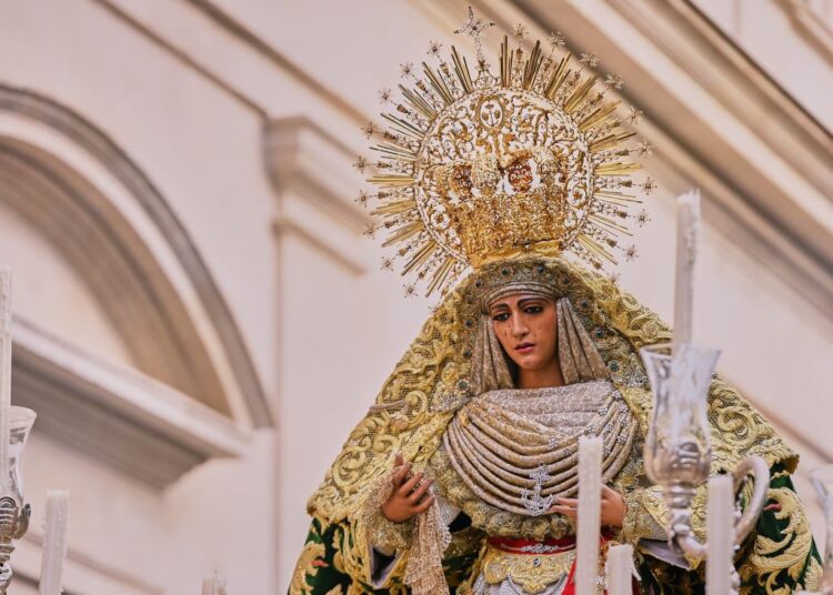 La Esperanza de Triana volvió a la Capilla de los Marineros arropada por toda Sevilla
