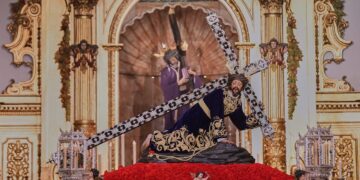 El Señor de las Penas regresó a San Vicente dejando para Sevilla estampas irrepetibles