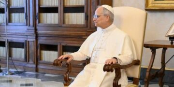 El Alcalde de Madrid regala al Papa León XIV una  caja de polvorones de las Agustinas de Jerez