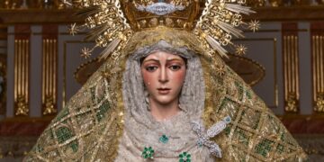 Sevilla se postra ante la Macarena en el centenario de su primer Besamanos en San Gil