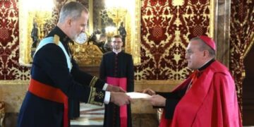 El Rey recibe en el Palacio Real de Madrid las Cartas Credenciales del Nuncio Apostólico