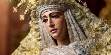 La Esperanza de Triana expuesta en Besamanos en la Capilla de los Marineros