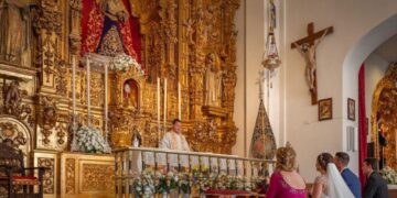 Largas colas para poder contraer matrimonio ante la Esperanza de Triana