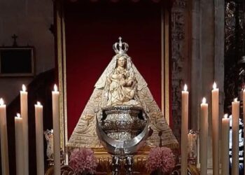 La Corte de Consolación, copatrona de Jerez pretende restaura el manto de la Santísima Virgen
