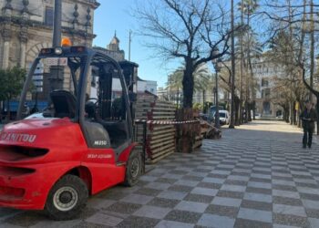 El inicio del montaje de los palcos en Jerez, señal de que la Semana Santa se acerca