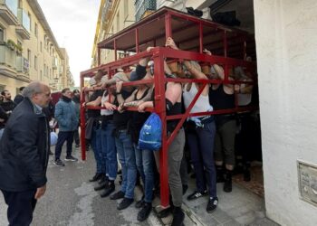 La Macarena dona la parihuela de ensayos del Señor de la Sentencia a la Hermandad de Bendición y Esperanza del Polígono Sur de Sevilla