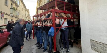 La Macarena dona la parihuela de ensayos del Señor de la Sentencia a la Hermandad de Bendición y Esperanza del Polígono Sur de Sevilla