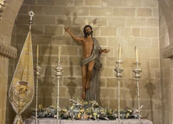 Los cofrades del Resucitado de Jerez procesionarán este año con túnica y capa pero sin antifaz