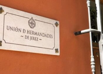 La Unión de Hermandades de Jerez inicia la renovación de palcos y sillas para Semana Santa