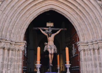 El Cristo de la Buena Muerte de la Hermandad de la Hiniesta presidió el Vía Crucis de Sevilla